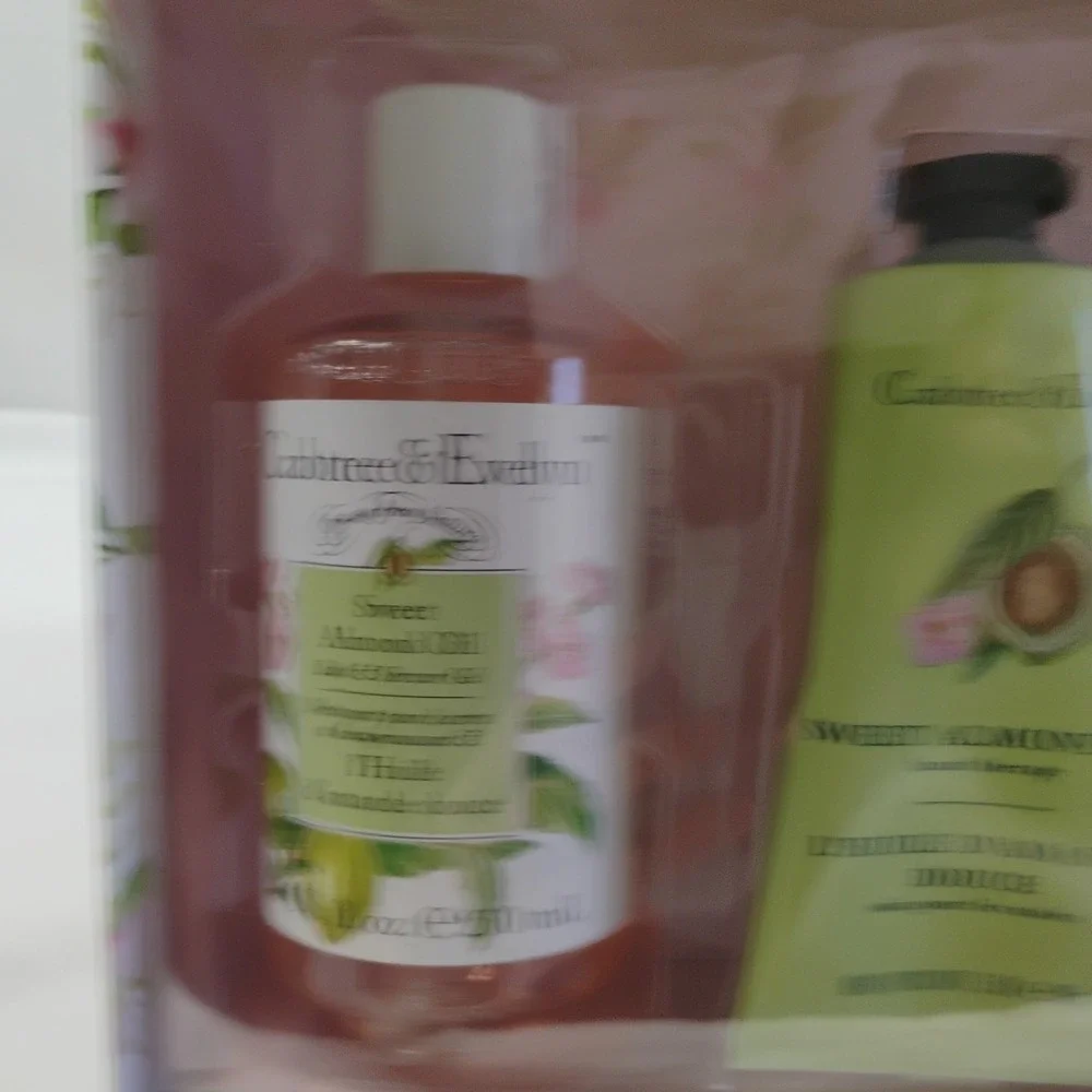 Crabtree & Evelyn Sweet Almond Oil Collection 4 Piece Gift Box‎ Set Lotion Soap